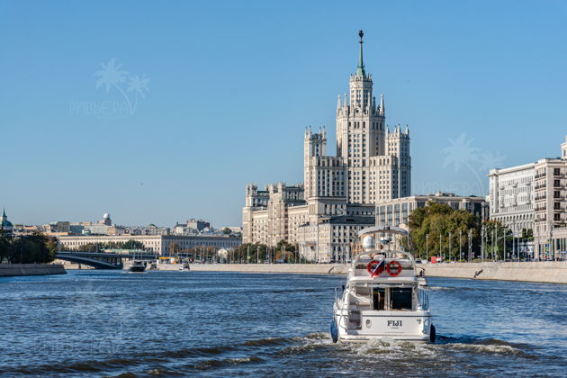 Речная прогулка на яхте с капитаном по центру Москвы по выбранному маршруту