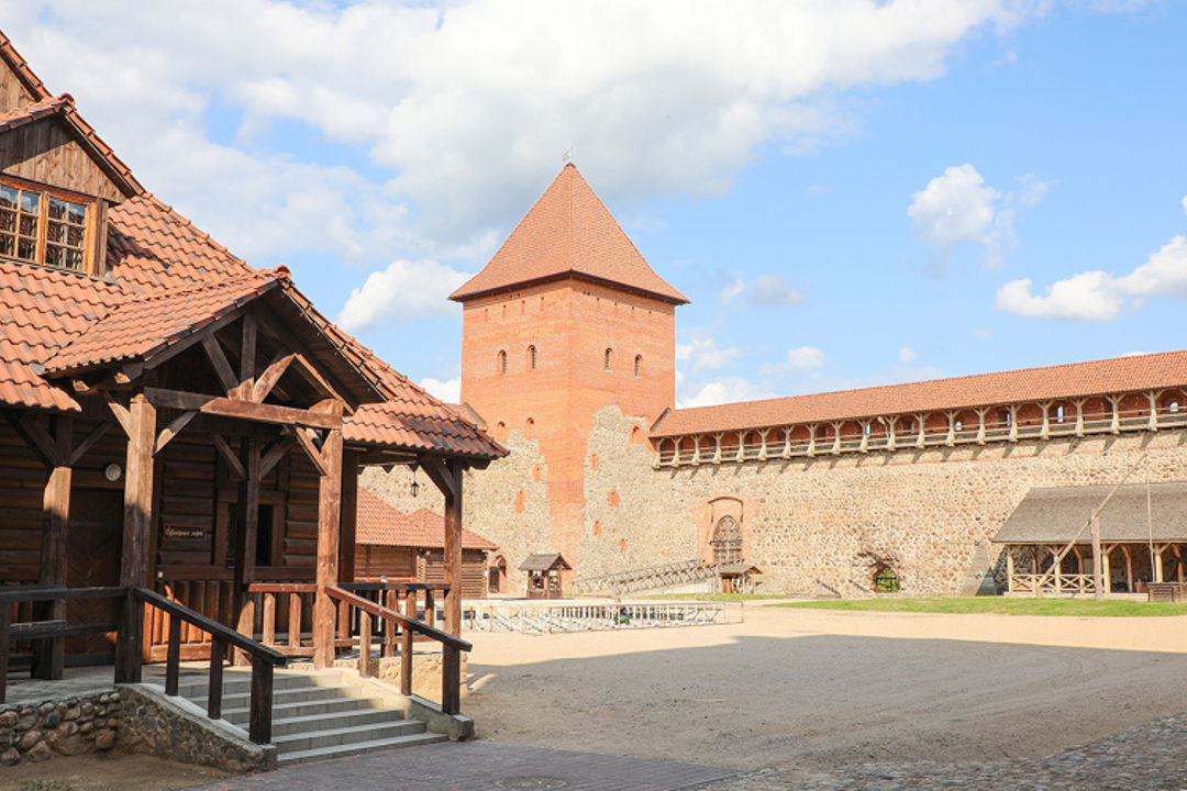 Лидский замок, костёл в Старых Василишках, церковь-крепость в Мурованке — фото 2
