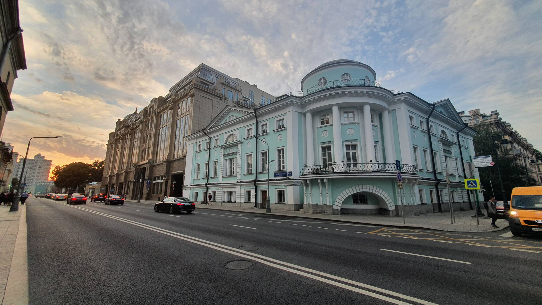 Индивидуальная пешеходная экскурсия «Кремлевский пригород: аристократическая Воздвиженка и тайны Ленинки»