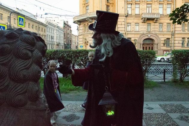 Узнайте тайны хранителей Санкт-Петербурга с фонарщиком Фаролеро