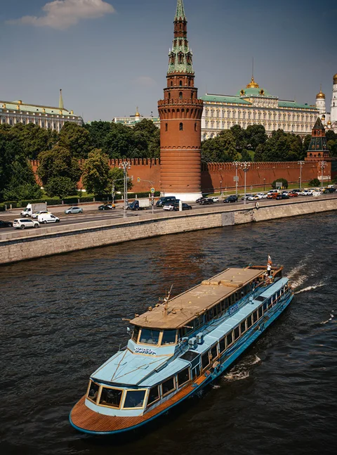 Прогулка по Москве-реке на дизайнерском теплоходе «Волна»