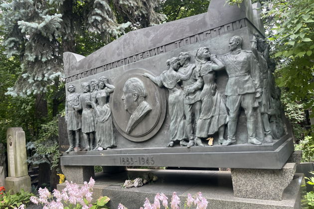 Новодевичий некрополь: в гости к великим