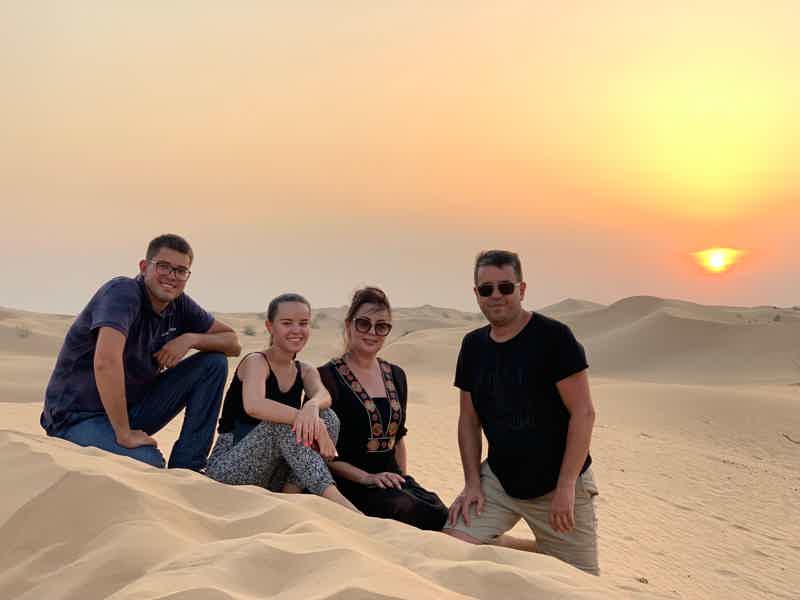 По дюнам на квадроциклах, катание на верблюдах и ужин в пустыне - фото 4