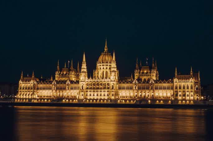 Budapest: Flussfahrt mit Candle-Light-Dinner und Live-Musik