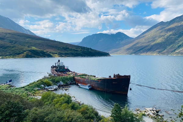 Морская прогулка в Бухту Русскую: высадка, рыбалка и крабовое сафари