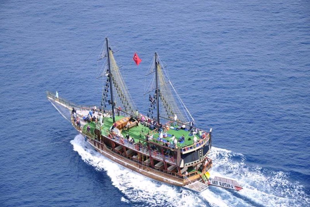 Пиратская яхта из Сиде: купание в бухтах Средиземного моря — фото 4