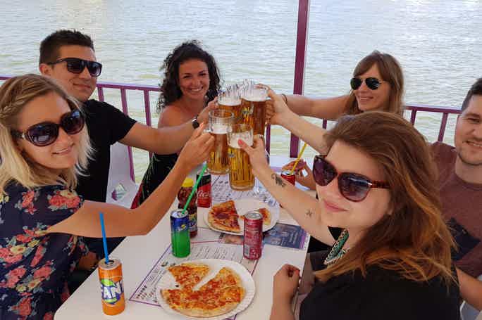  Night-time Pizza cruise: Круиз по Дунаю с пиццей и пивом  