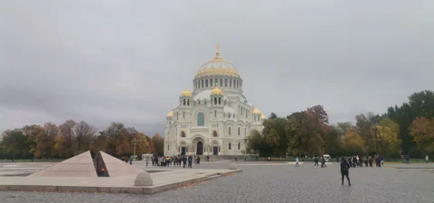 На Родину героев в Кронштадт с профессиональным краеведом на автомобиле