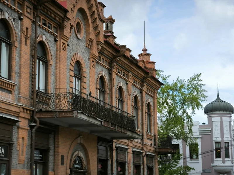 Авторская пешеходная экскурсия: «Дома и судьбы главной улицы»