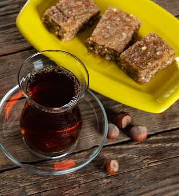 Попробовать знаменитую шекинскую халву