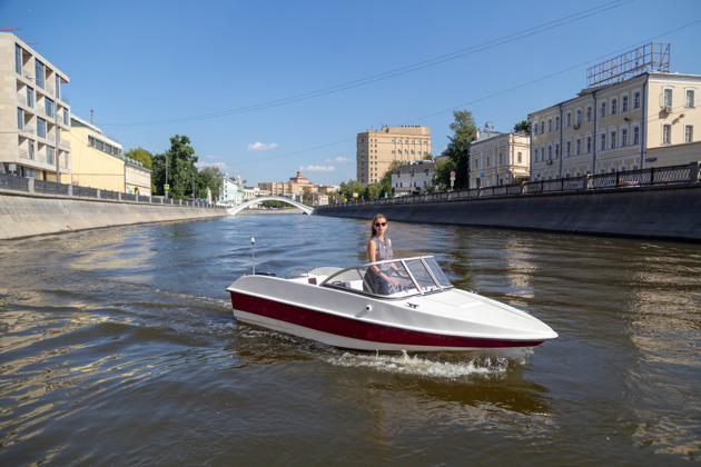 Прогулка на катере без капитана по Москва-реке