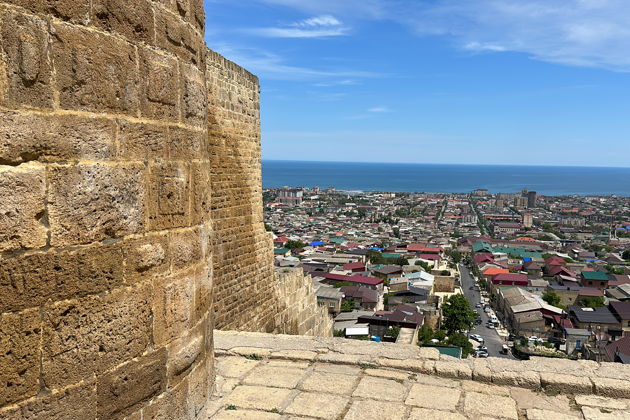 Виды Крепость Нарын-Кала и экраноплан Лунь 