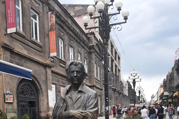 Трансфер из аэропорта Гюмри в Ереван (или наоборот) + обзорная прогулка по