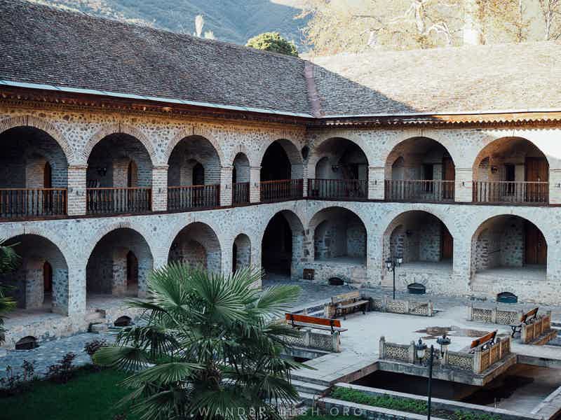 Шеки и деревня Киш: дворец ханов и древний храм за 1 день - фото 6