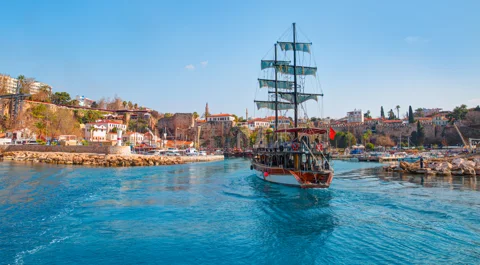 Прогулка на пиратской яхте по Средиземному морю