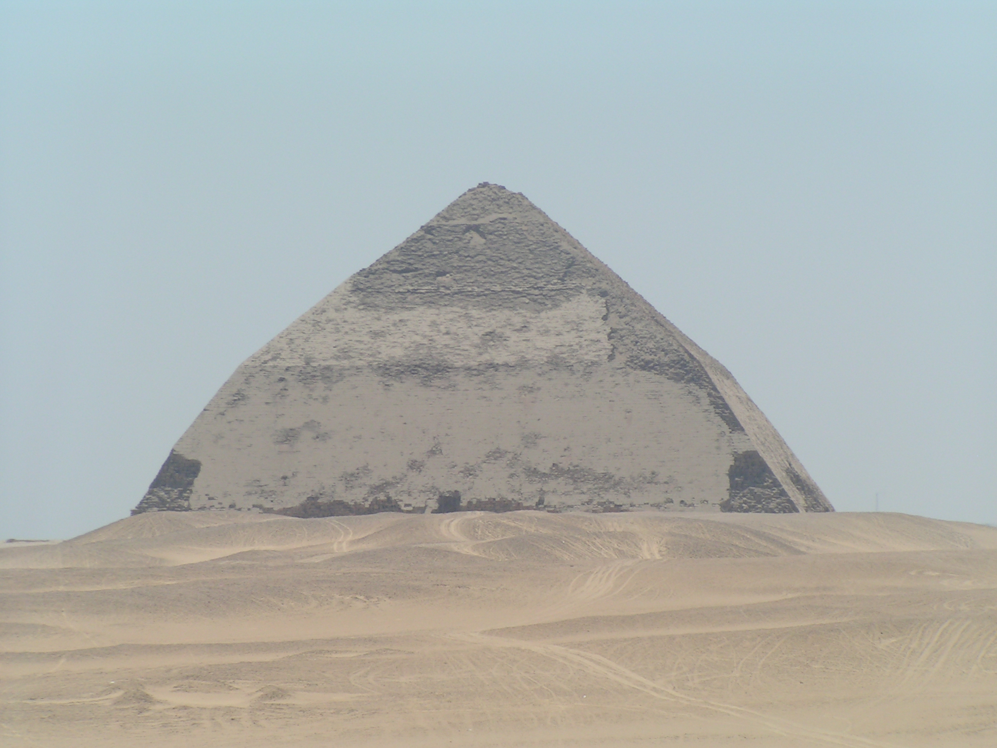 Пирамида Джосера Саккара Египет. Ступенчатая пирамида Снофру. Белая пирамида в Дахшуре. Ломаная пирамида в Египте. Пирамида снофру имеет 220 104 11