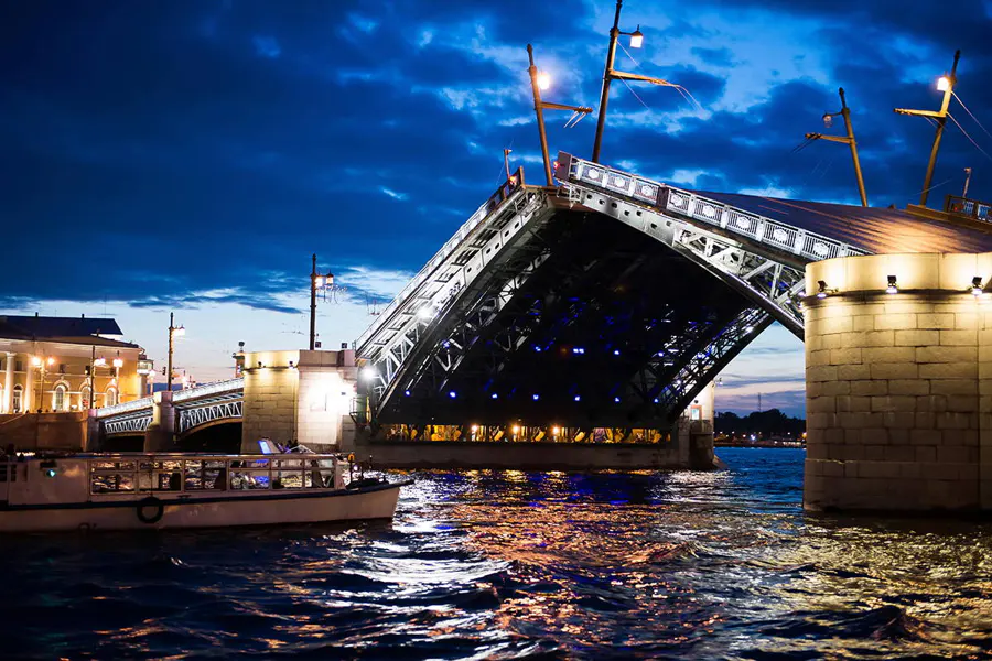 По ночным рекам и каналам к разводным мостам Петербурга — фото 1