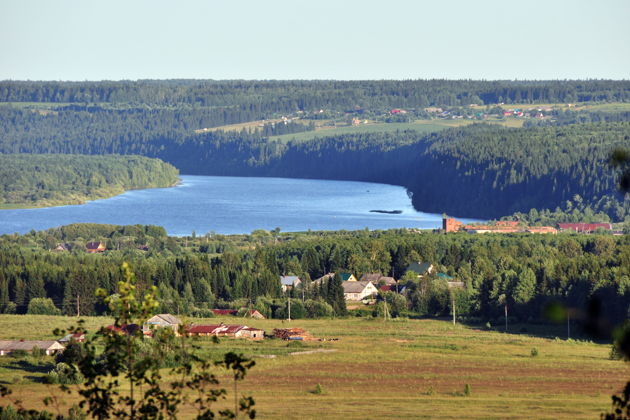 Виды Белые скалы и главная река Среднего Урала