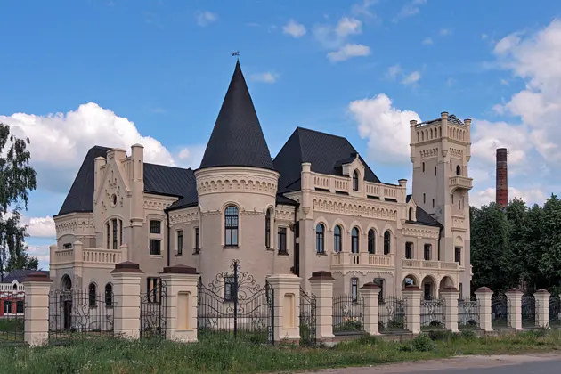Замок Понизовкиных, Некрасовские места и родина А.М. Опекушина
