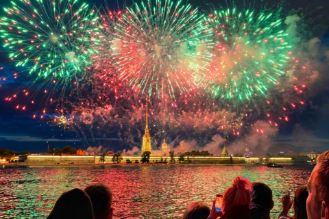 Салют 9 мая с воды: праздничная прогулка по Неве на однопалубном теплоходе