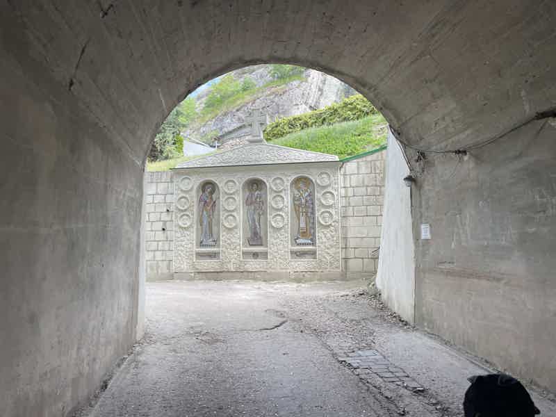 Путешествие в средневековый Крым: пещеры Инкермана, крепость и храмы - фото 1