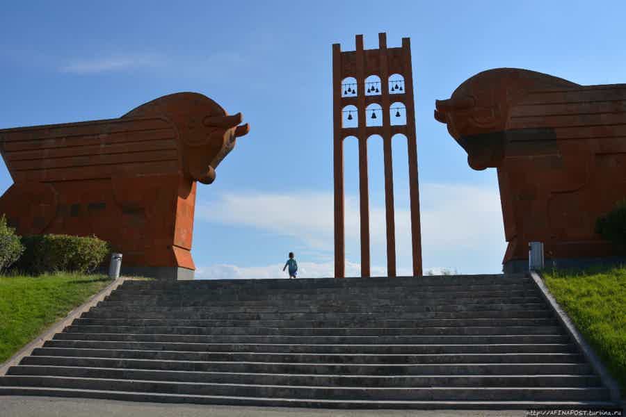 История Армении: Храм Звартноц — Монастырь Эчмиадзин — Мемориал Сардарапат - фото 4