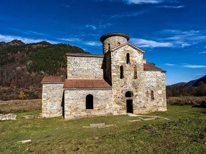 Архыз: Гумбаши, Шоанинский храм и горнолыжный курорт (из Кисловодска) — фото 5, Архыз | Покатаем