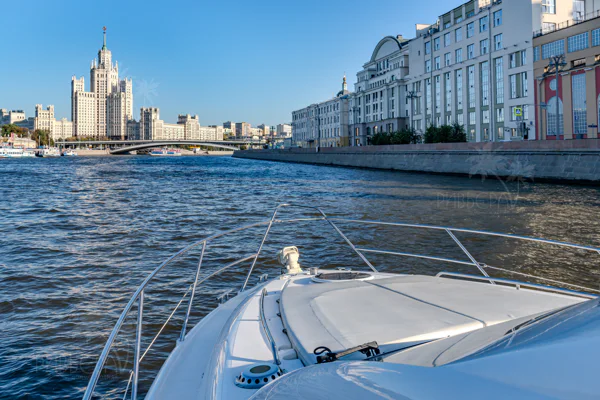 Речная прогулка на яхте с капитаном по центру Москвы по выбранному маршруту — фото 6, Москва | Покатаем