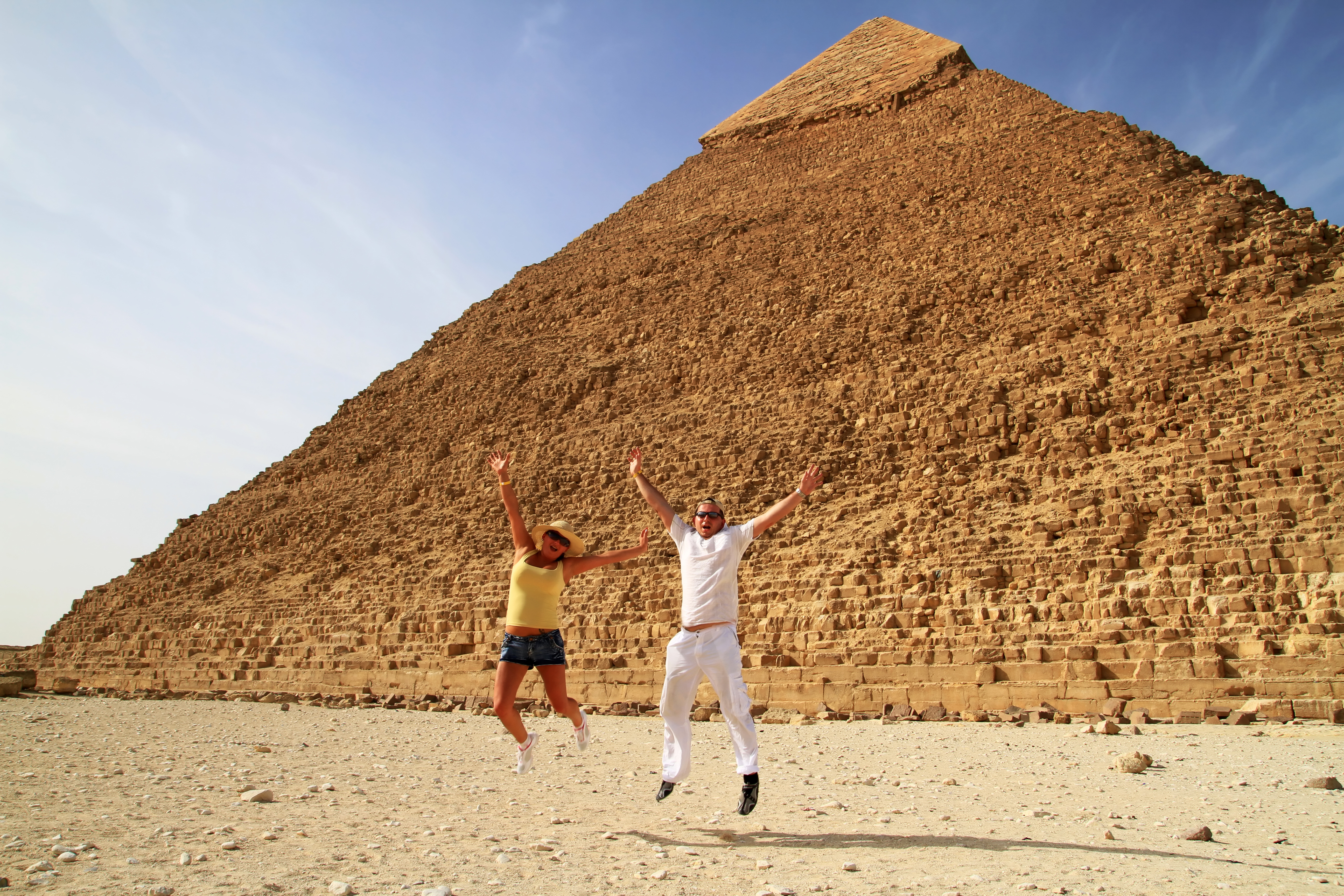 Перевод времени в египте. Экскурсия из Шарм Эль шейха на пирамиды. Пирамиды из Шарм Эль шейха. Золотая пирамида Шарм Эль Шейх. Египет пирамиды экскурсии.