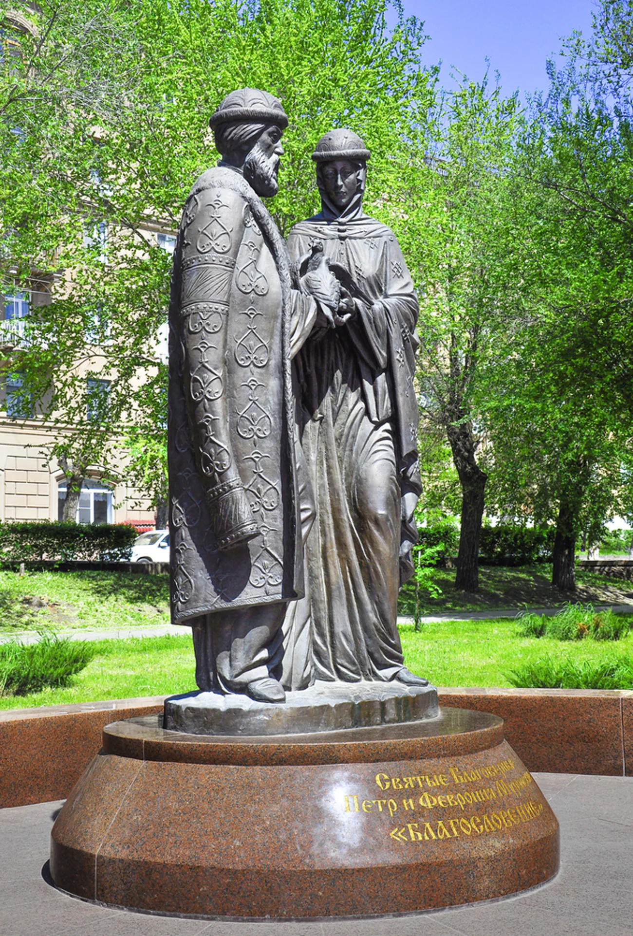 Памятник Петру и Февронии