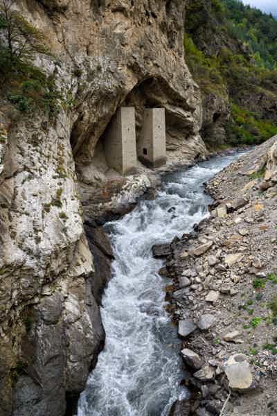  Красоты Аргунского ущелья: от водопада к сторожевым башням - фото 3