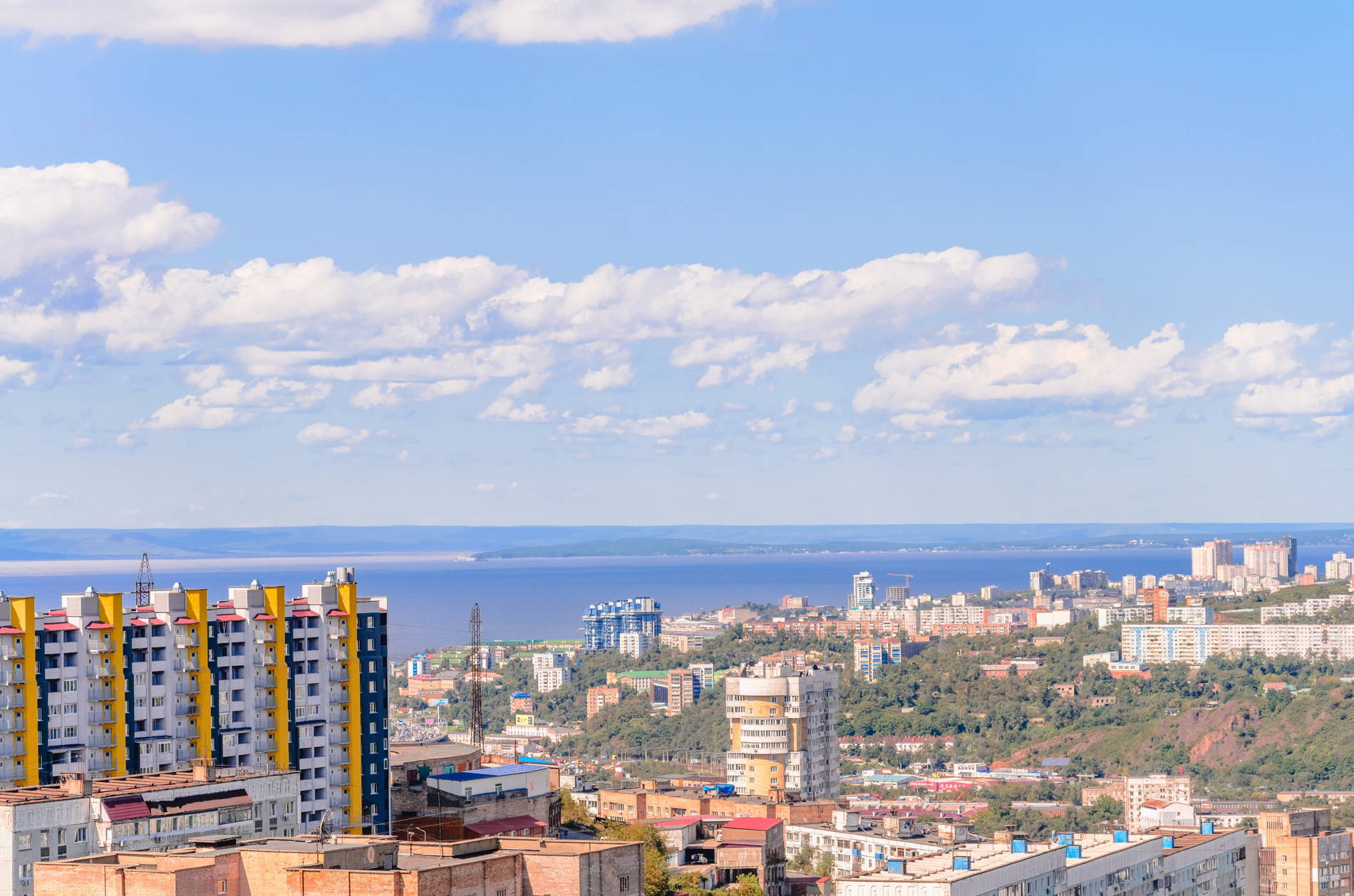 Пейзах современного Владивостока, многоэтажки на фоне морского побережья