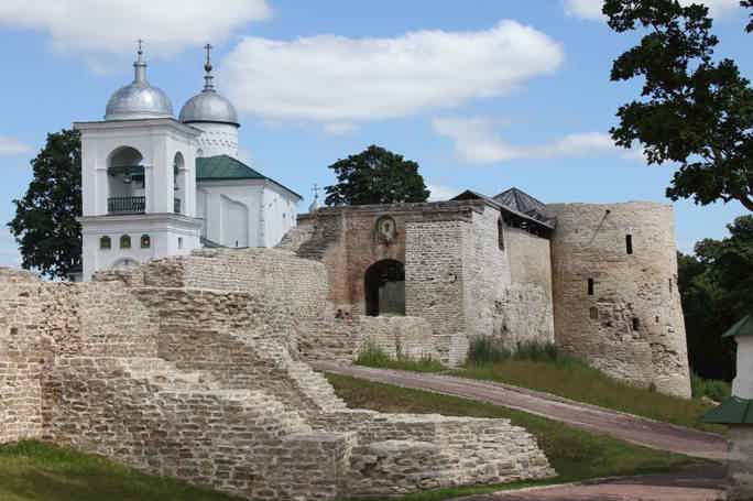 Индивидуальная экскурсия в крепость Изборск и Псково-Печерский монастырь