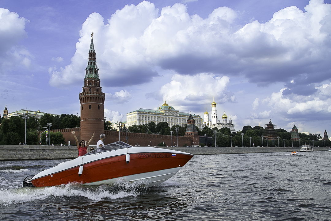 По центру Москвы на катере с капитаном до Лужников или Москва-Сити — фото 3