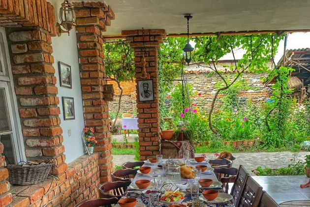 Виды Ртвели в грузинской семье: участие, дегустации, застолье