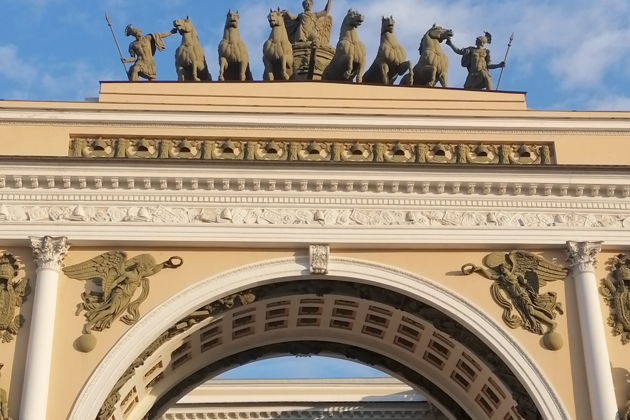 Фото к экскурсии Античные мифы на улицах Петербурга: веселая прогулка для детей и взрослых