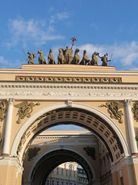 Античные мифы на улицах Петербурга: веселая прогулка для детей и взрослых - фото 1