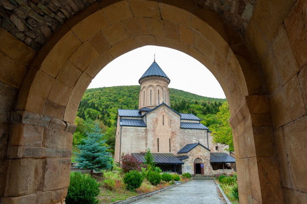 Виды Храмы Дзамского ущелья и горное озеро Батети