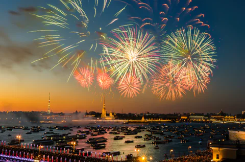 Праздничный салют на 9 Мая с борта теплохода