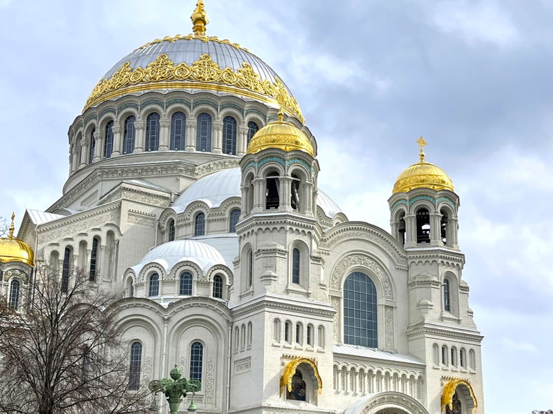 Автовояж в блистательный Петергоф и легендарный Кронштадт - экскурсия в Санкт-Петербург, Россия