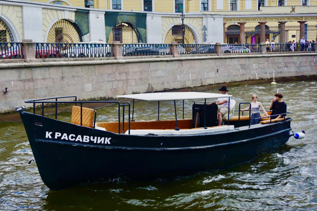 Праздник на воде: прогулка на катере «Красавчик» для больших компаний