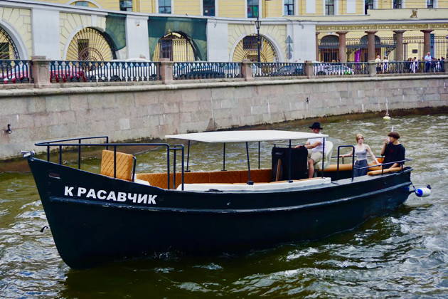 Праздник на воде: прогулка на катере «Красавчик» для больших компаний