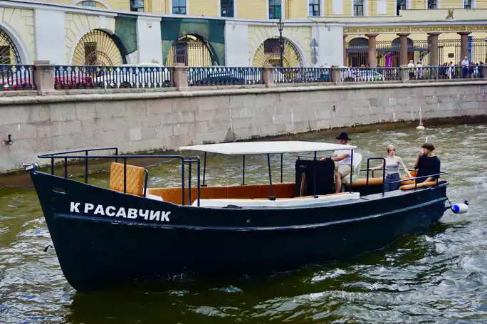 Праздник на воде: прогулка на катере «Красавчик» для больших компаний