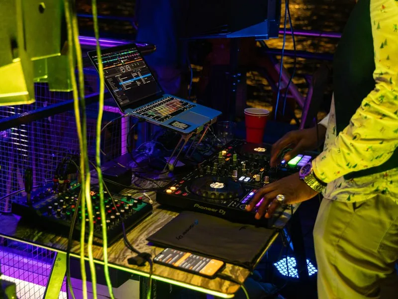 Вечеринка под разводными мостами с DJ-сетами (18+) — фото 5, Санкт-Петербург | Покатаем