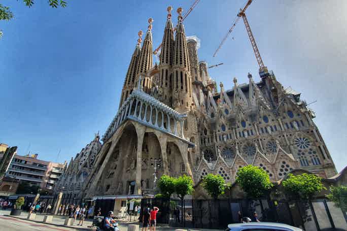 Park Güell: & Sagrada Familia Guided Tour w/ Skip-the-Line Access