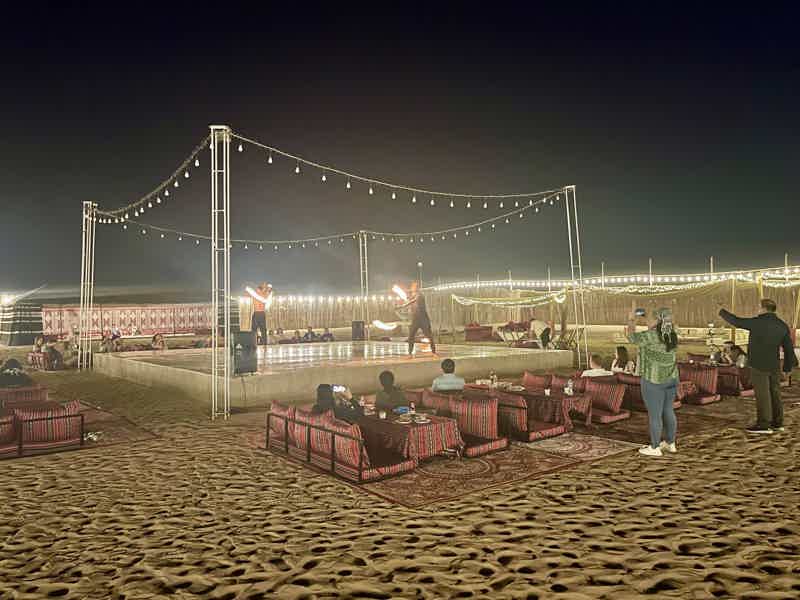 По дюнам на квадроциклах, катание на верблюдах и ужин в пустыне - фото 9