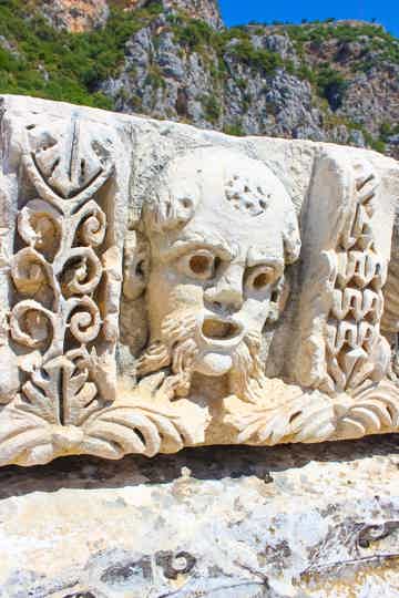 Рассмотреть древние гробницы в античной Мире