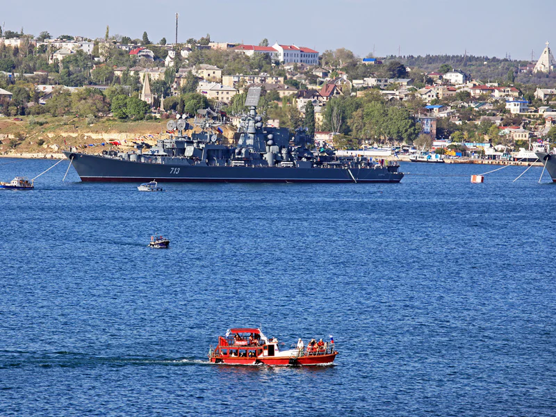Утренний Севастополь: море, Михайловская батарея, исторический центр. — фото 3, Севастополь | Покатаем