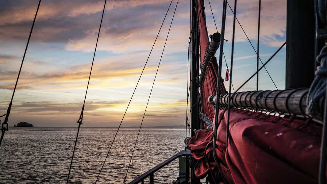 Чарующий закат на пиратской яхте  - фото 3