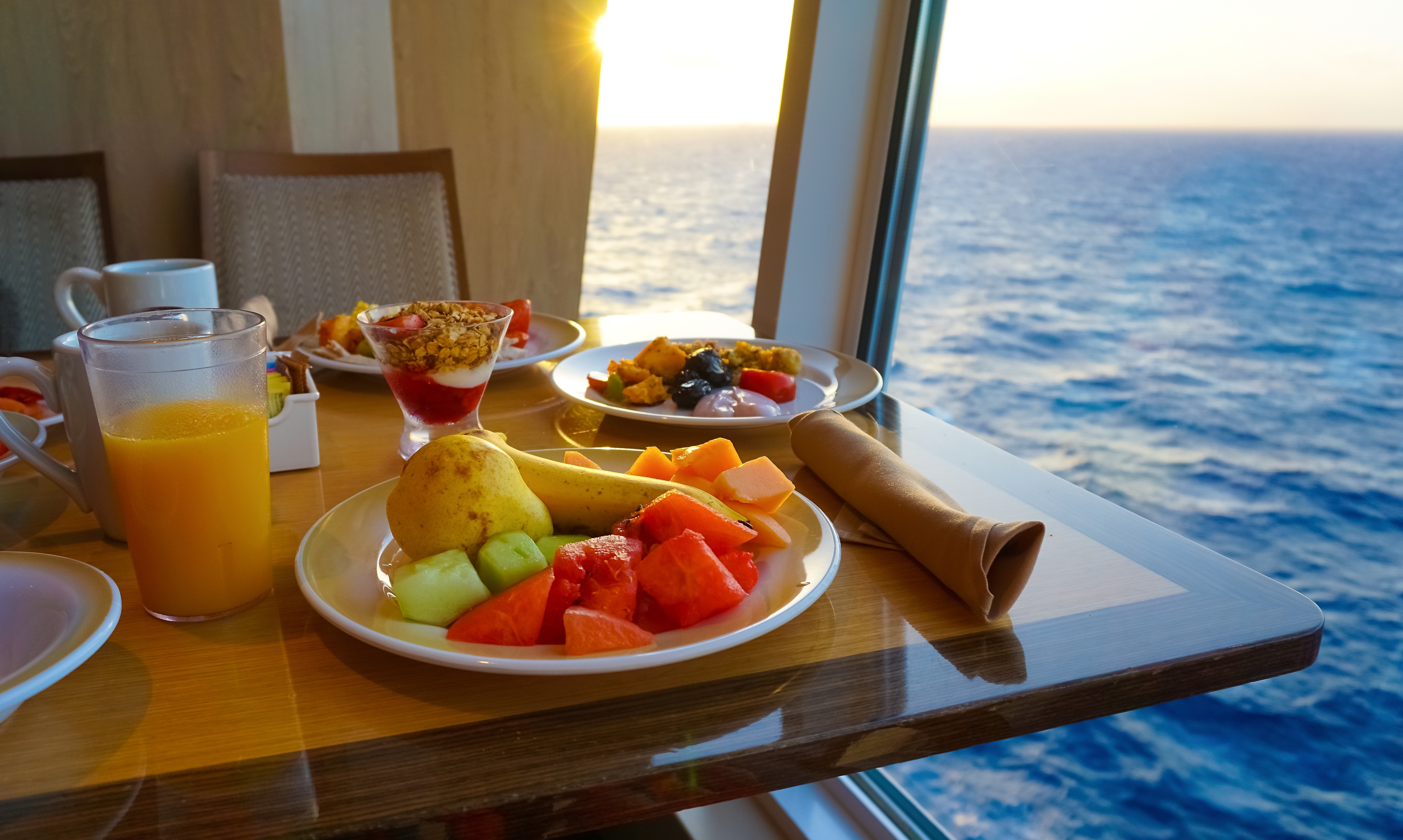 Завтрак в дубае. Завтрак в Дубае с видом на море. Столовая на корабле. Самые лучшие Завтраки в Дубае. Вечерний круиз ужин в Дубае.